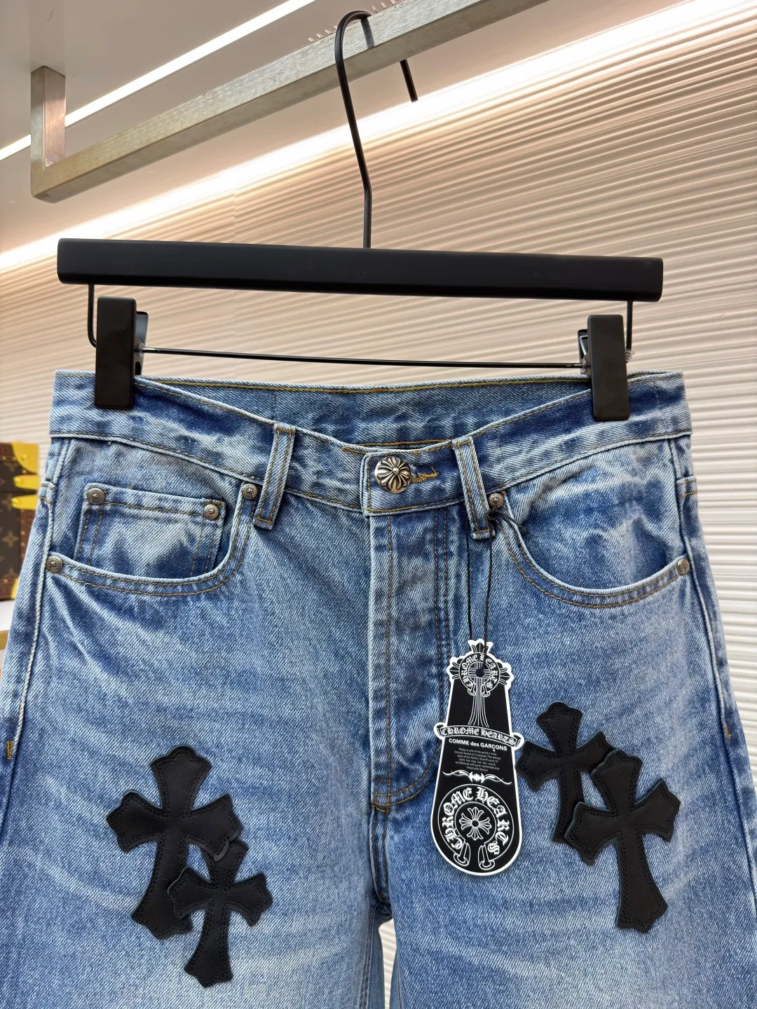Chrome Hearts Cross Logo Jeans ●Item No.: 1682328-C10 ●Material: denim fabric ●Technology: Made with crinkled whiskering technology ●Color: blue ●Type: Fitted version ●Weight: about 775 grams ●Size: 28-30-32-34 ●Description: Customized textured dark bamboo rhyme cotton denim, fine texture, comfortable and close to the skin, matte indigo, a denim poem dyed with time The black cowhide cross patch is used as the anchor point. Every inch of touch hides untamed wildness. The right-angled outline of the cross expresses rebellion, forming a chaotic scene. The kraft paper and pocket logo iron plate on the rear waistband sway slightly with the swing of the body, adding a sense of movement and vitality. It interprets the perfect blend of retro and luxury. To make the pants an attitude statement when worn on the body, first customize 1:1 original denim material to stir-fry snowballs and stir-fry salt with a special corresponding solution. Add a certain amount of dye, soak the denim material in it to absorb the solvent, then scrub it and dry it to further fade and oxygenate. Use fried sand hand-rubbing technology to cause natural fading and wear on the surface of the denim material by processing it on a sand frying machine. Then, use special tools to physically damage the surface of the jeans by hand, maintaining the original texture and details while increasing its uniqueness. The rubbing and wrinkling whisker technology is combined with the gun-painted whisker technique. Manual rubbing is given first in specific areas to achieve a natural wrinkle effect. Then specific tools are used to draw the texture of the whisker shape. The visual effect is full, and the hole is made using the rotten edge hanging technology. The natural rotten edge effect is achieved by physical abrasion on the edge. Through the combination of high-temperature steam and sandpaper, the fiber hairiness and color difference are removed, giving the jeans a unique hole and wear effect. The overall wiring is straight and delicate, the fabric is comfortable and soft, and the color is consistent without color difference. It can be matched with the same style to create a fashionable look and control various occasions. Customized accessories, complete with three standards, same style for men and women!